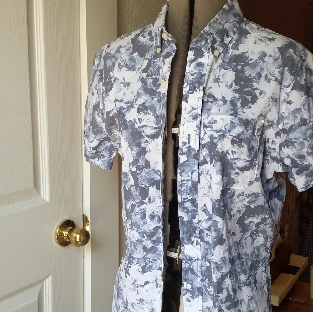 A&F Button down short sleeve - Picture 2 of 4